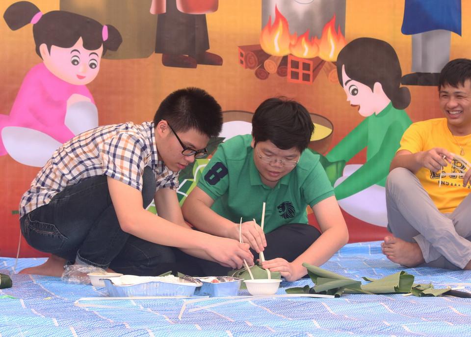 Một số hình ảnh về hoạt động gói bánh chưng tại Đại sứ quán Việt Nam ở Singapore ngày 7/2. (Ảnh: Phân xã Singapore/Vietnam+)