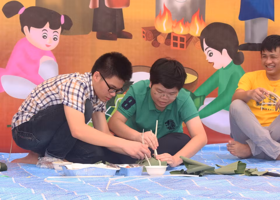 Một số hình ảnh về hoạt động gói bánh chưng tại Đại sứ quán Việt Nam ở Singapore ngày 7/2. (Ảnh: Phân xã Singapore/Vietnam+)