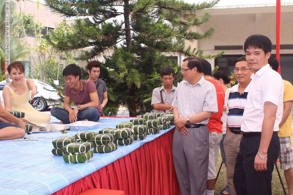 Một số hình ảnh về hoạt động gói bánh chưng tại Đại sứ quán Việt Nam ở Singapore ngày 7/2. (Ảnh: Phân xã Singapore/Vietnam+)