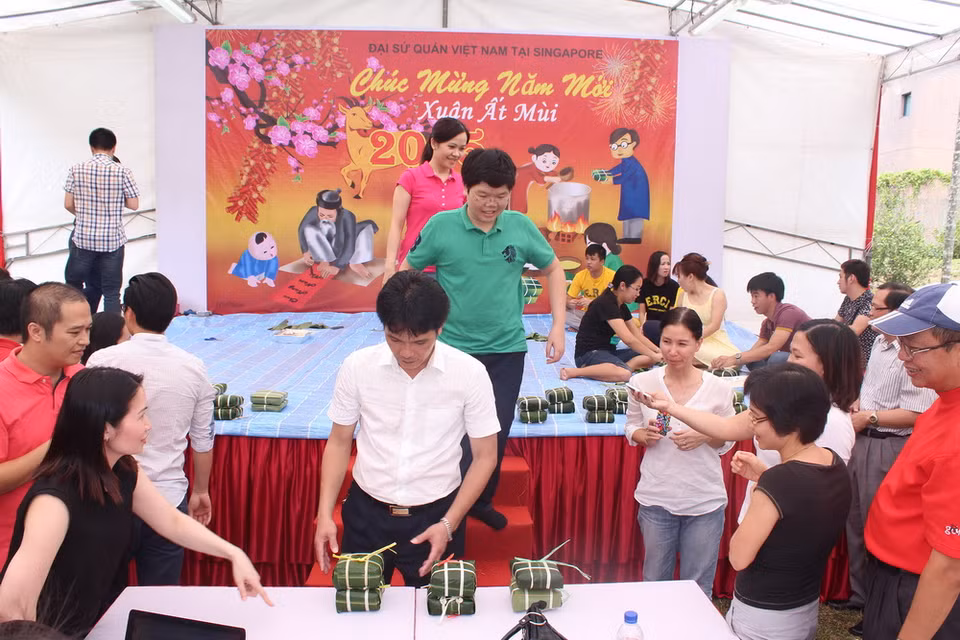 Một số hình ảnh về hoạt động gói bánh chưng tại Đại sứ quán Việt Nam ở Singapore ngày 7/2. (Ảnh: Phân xã Singapore/Vietnam+)