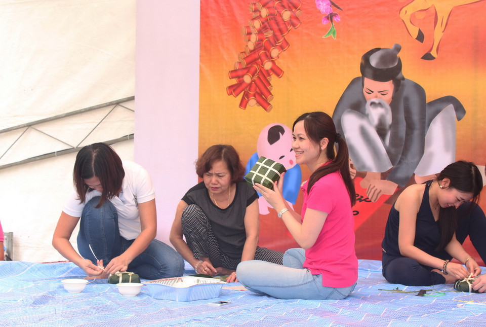 Một số hình ảnh về hoạt động gói bánh chưng tại Đại sứ quán Việt Nam ở Singapore ngày 7/2. (Ảnh: Phân xã Singapore/Vietnam+)