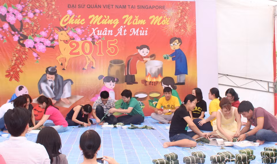 Một số hình ảnh về hoạt động gói bánh chưng tại Đại sứ quán Việt Nam ở Singapore ngày 7/2. (Ảnh: Phân xã Singapore/Vietnam+)