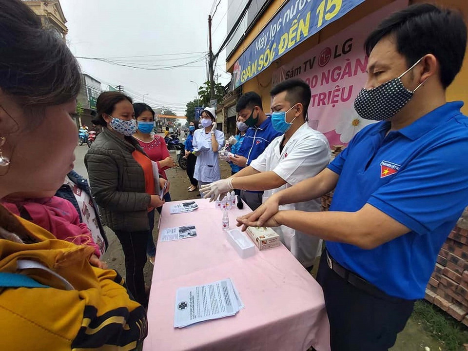 Đoàn viên thanh niên huyện Đoàn Hậu Lộc (Thanh Hóa) tổ chức phát, tặng dung dịch rửa tay sát khuẩn miễn phí và tuyên truyền phòng, chống dịch bệnh COVID-19. (Ảnh: Nguyễn Nam/TTXVN)