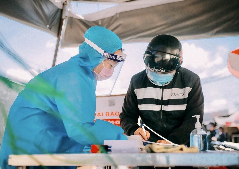 Đoàn viên, thanh niên hỗ trợ người dân khai báo y tế tại Chợ đầu mối Bình Điền (Quận 8, Thành phố Hồ Chí Minh). (Ảnh: Hồng Giang/TTXVN)