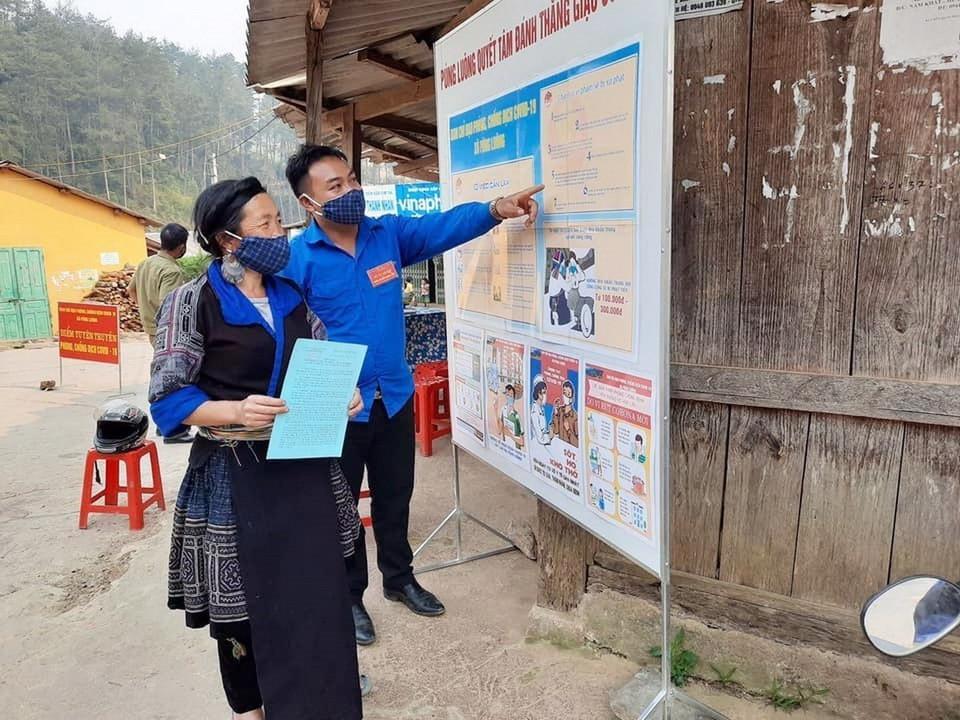 Tuổi trẻ huyện vùng cao Mù Cang Chải (Yên Bái) tuyên truyền người dân nâng cao nhận thức phòng, chống dịch bệnh COVID-19. (Ảnh: TTXVN phát)
