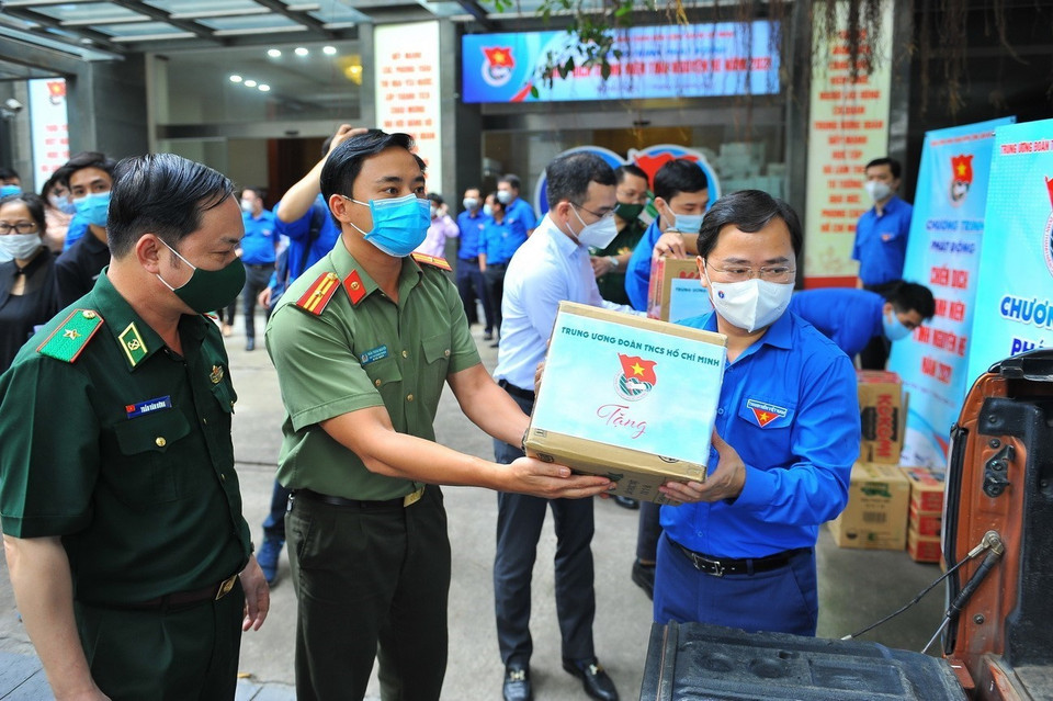 Ông Nguyễn Anh Tuấn, Bí thư thứ nhất Trung ương Đoàn, Chủ tịch Hội Liên hiệp Thanh niên Việt Nam chuyển hàng lên xe để vận chuyển đến cho các lực lượng phòng, chống COVID-19 tuyến đầu tại Bắc Giang. (Ảnh: Minh Đức/TTXVN)