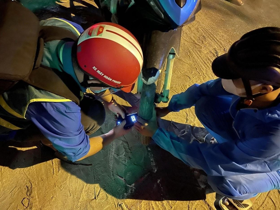 Đội tình nguyện SOS với 24 sinh viên Đại học Đông Á (Đà Nẵng) tham gia hỗ trợ kiểm tra, sửa xe miễn phí cho 60 xe máy của người dân từ các tỉnh phía Nam về quê tại các tỉnh phía Bắc di chuyển qua địa phận Đà Nẵng bị hư hỏng. (Ảnh: TTXVN phát)