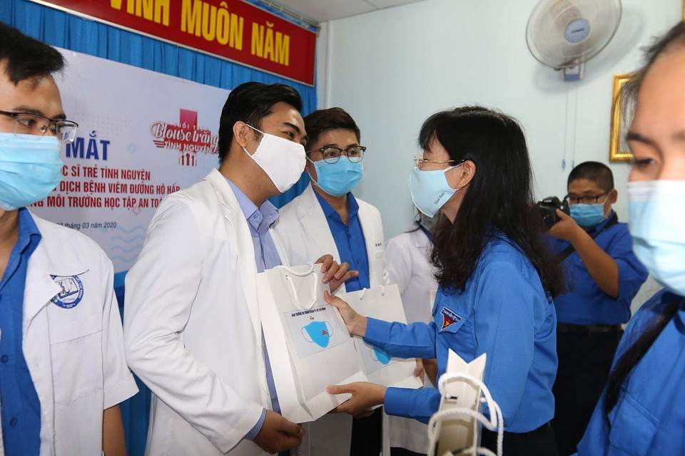 Phó Bí thư thường trực Thành đoàn Phan Thị Thanh Phương trao tặng trang thiết bị y tế cho các chiến sĩ tình nguyện tham gia đội hình thanh niên tình nguyện hỗ trợ công tác phòng, chống dịch bệnh COVID-19. (Ảnh: Thanh Vũ/TTXVN)