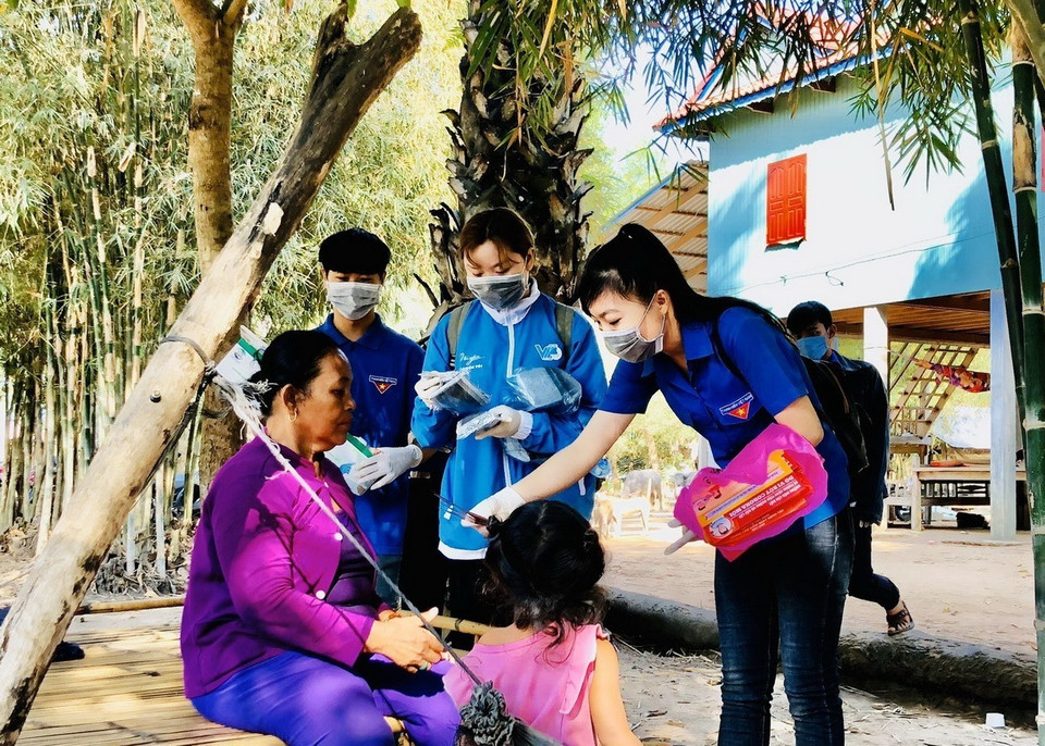 Đoàn viên Thanh niên Tây Ninh tuyên truyền về phòng chống dịch bệnh COVID-19 cho đồng bào dân tộc Khmer. (Ảnh: Thanh Tân/TTXVN)