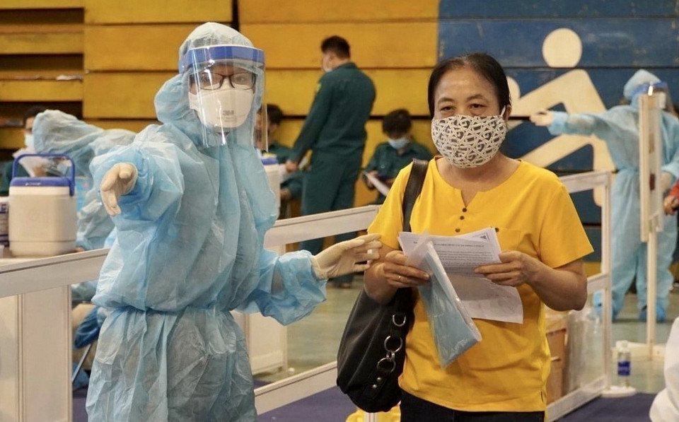 Sinh viên y khoa Thành phố Hồ Chí Minh tham gia hỗ trợ ngành y tế thành phố trong công tác truy vết, xét nghiệm, tiêm vaccine. (Ảnh; Hồng Giang/TTXVN)