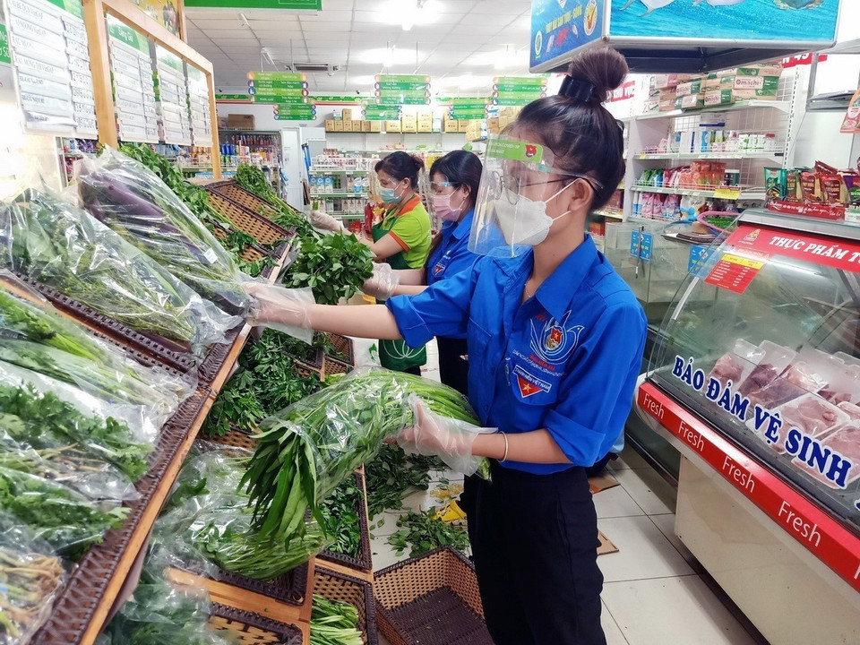 Thanh niên tình nguyện Thành phố Hồ Chí Minh đi chợ hộ người dân trong những ngày giãn cách xã hội. (Ảnh: TTXVN phát)