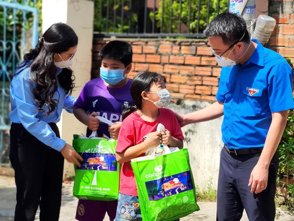 Đoàn thanh niên thành phố Hồ Chí Minh thăm hỏi, tặng quà Trung thu cho con em công nhân có hoàn cảnh khó khăn, người lao động tại các khu nhà trọ nhân Tết Trung thu. (Ảnh: Thanh Vũ/TTXVN)