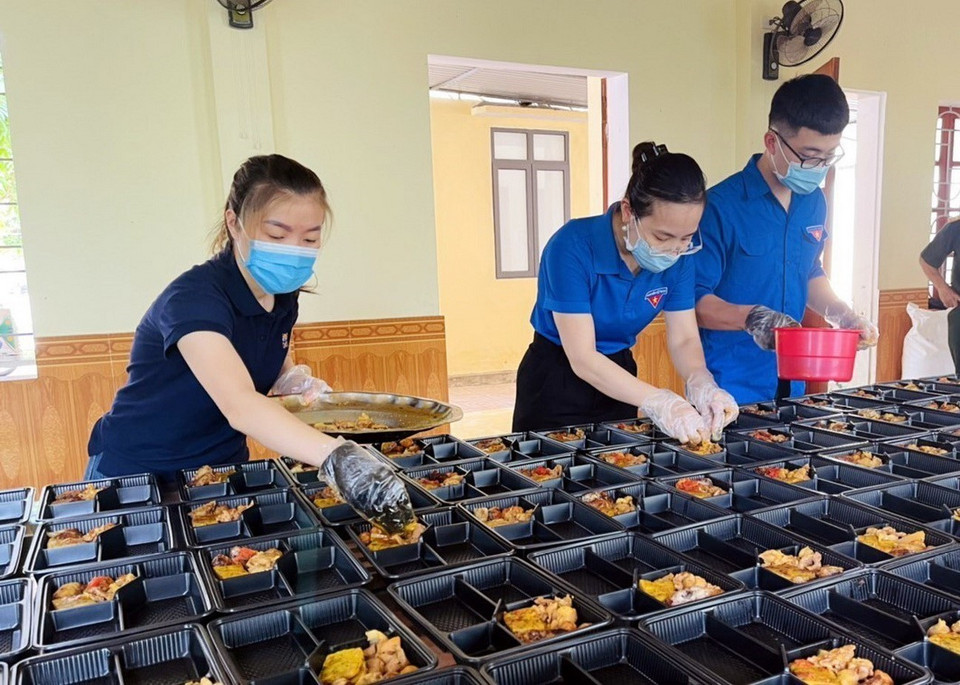 Đoàn viên, thanh niên huyện Hưng Nguyên (Nghệ An) chia khẩu phần các thức ăn để phục vụ bệnh nhân mắc COVID-19 và y, bác sỹ cùng lực lượng tuyến đầu đang làm nhiệm vụ tại Bệnh viện dã chiến số 1. (Ảnh: Tá Chuyên/TTXVN)