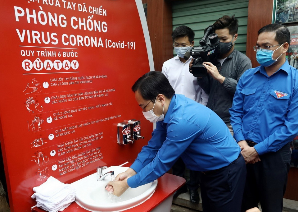 Lễ khánh thành trạm rửa tay dã chiến miễn phí phòng, chống dịch COVID-19 tại khu vực Tượng đài Lý Thái Tổ, Hoàn Kiếm, Hà Nội do Trung ương Hội Liên hiệp Thanh niên Việt Nam, Viện Sức khỏe nghề nghiệp và Môi trường (Bộ Y tế) tổ chức. (Ảnh: Văn Điệp/TTXVN)