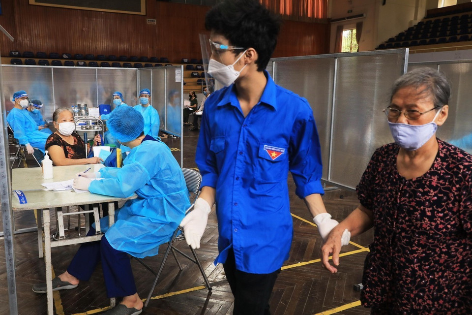 Thanh niên tình nguyện thành phố Hà Nội hỗ trợ, chăm sóc người cao tuổi tại điểm tiêm vaccine phòng COVID-19. (Ảnh: Lâm Khánh/TTXVN)