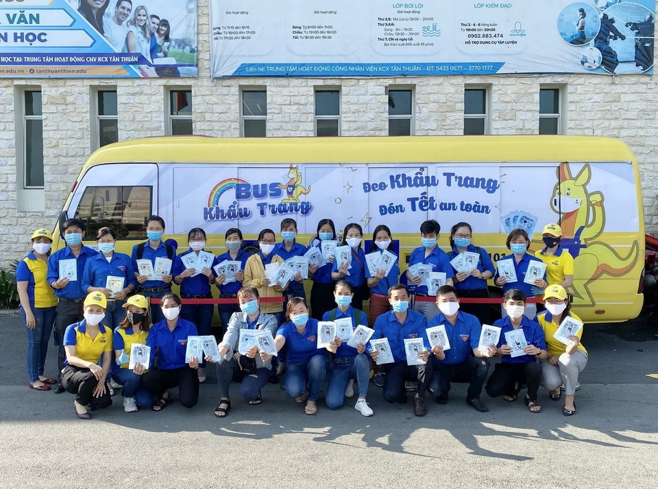 Các bạn đoàn viên thanh niên Thành phố Hồ Chí Minh tham gia hoạt động Xe buýt phát khẩu trang miễn phí tại Quận 7. (Ảnh: Hồng Giang/TTXVN)