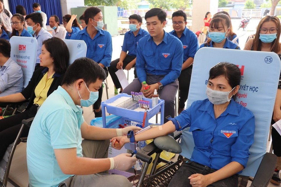 Đoàn viên thanh niên Long An hiến máu nhằm góp phần khắc phục tình trạng thiếu máu phục vụ công tác cấp cứu và điều trị cho người bệnh trong thời gian dịch bệnh COVID-19. (Ảnh: Đức Hạnh/TTXVN)