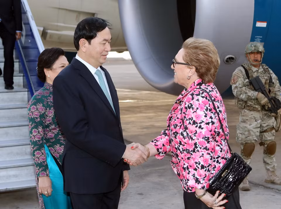 Chủ tịch nước Trần Đại Quang và Phu nhân tại Sân bay quân sự số 2 ở thủ đô Lima (Peru). (Ảnh: Nhan Sáng/TTXVN)