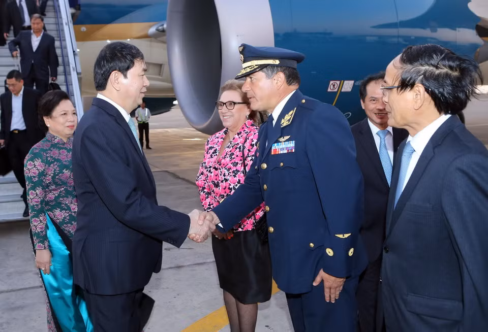 Chủ tịch nước Trần Đại Quang và Phu nhân tại Sân bay quân sự số 2 ở thủ đô Lima (Peru). (Ảnh: Nhan Sáng/TTXVN)