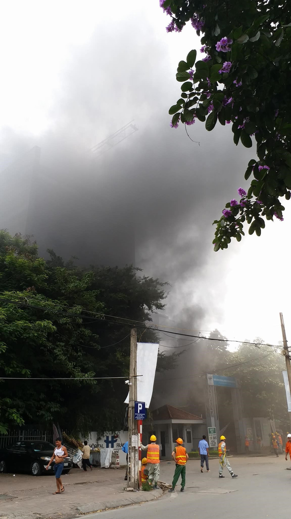 Hiện trường vụ cháy nổ tại cổng bệnh viện Việt Pháp. (Ảnh: TTXVN phát)