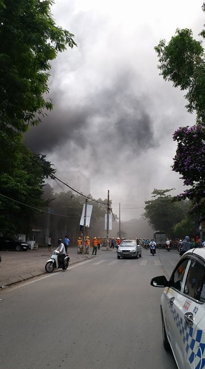 Hiện trường vụ cháy nổ tại cổng bệnh viện Việt Pháp (Phương Mai, Hà Nội). (Ảnh: TTXVN phát)