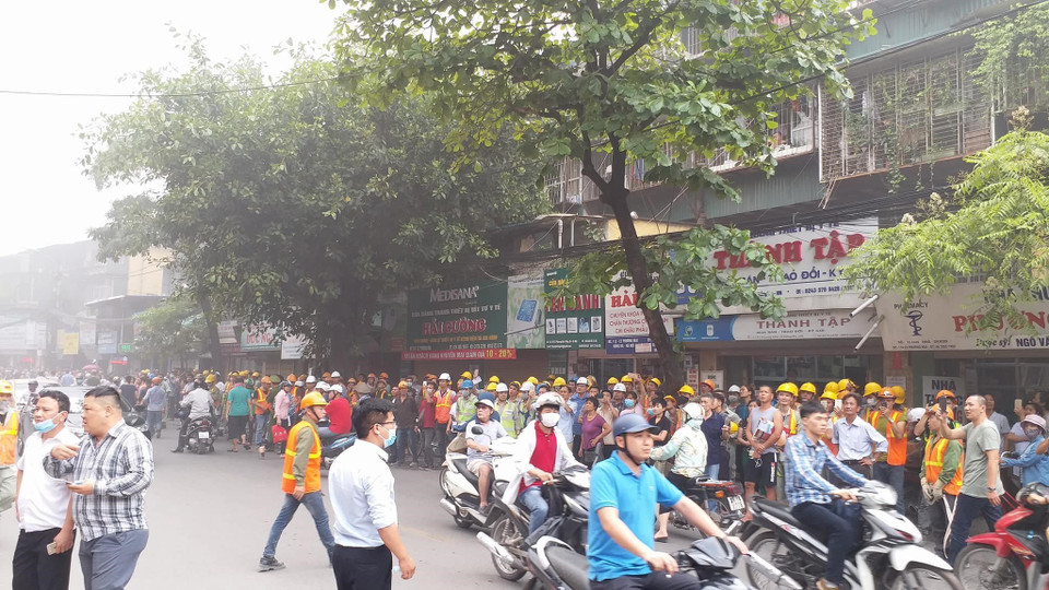 Hiện trường vụ cháy nổ tại cổng bệnh viện Việt Pháp. (Ảnh: TTXVN phát)