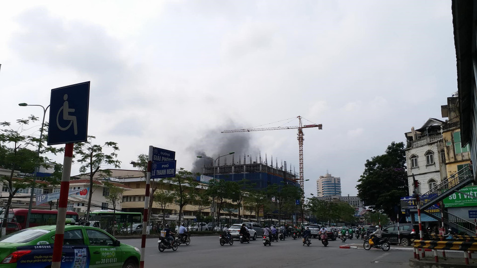 Hiện trường vụ cháy nổ tại cổng bệnh viện Việt Pháp. (Ảnh: TTXVN phát)