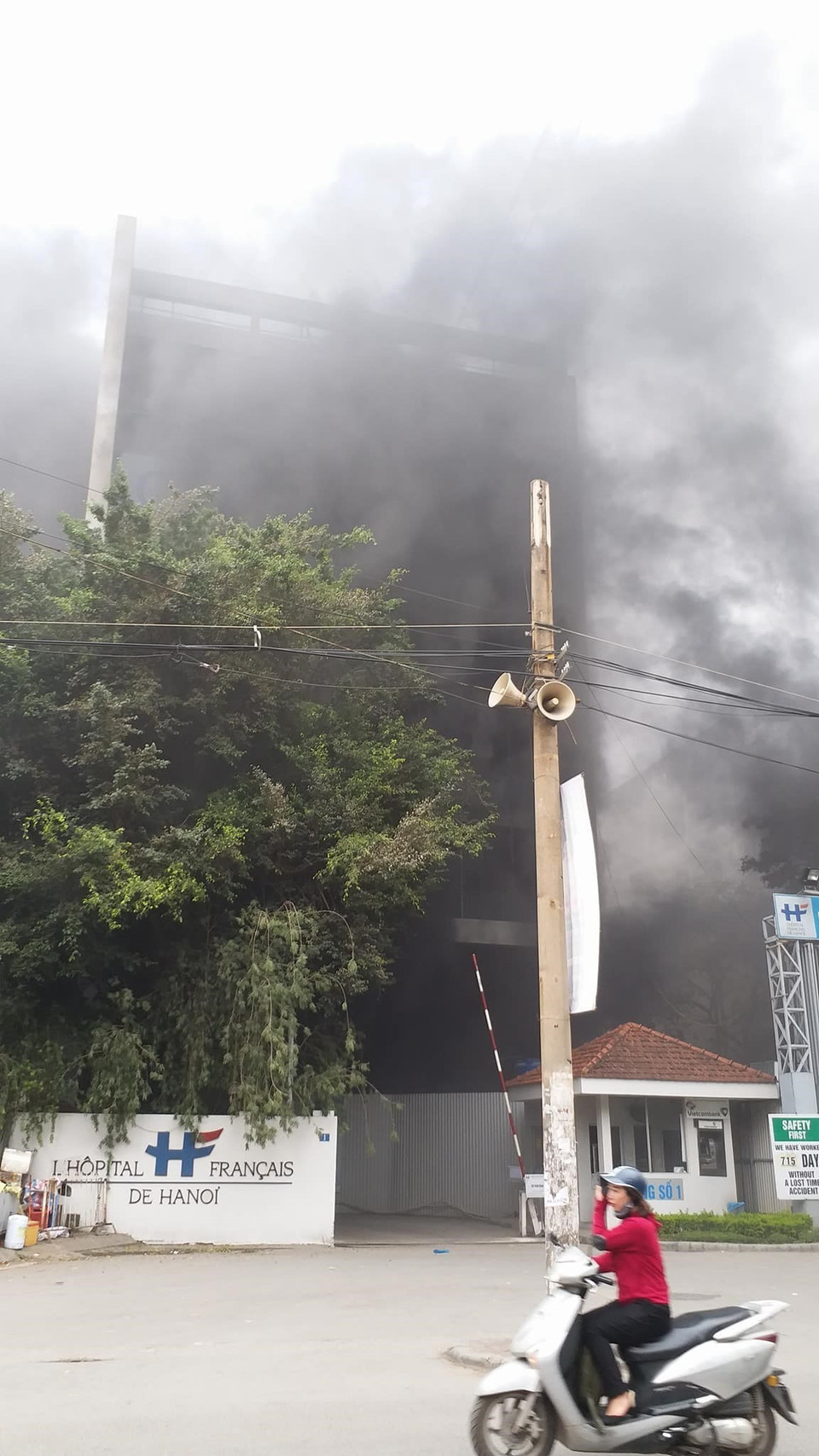 Hiện trường vụ cháy nổ tại cổng bệnh viện Việt Pháp. (Ảnh: TTXVN phát)