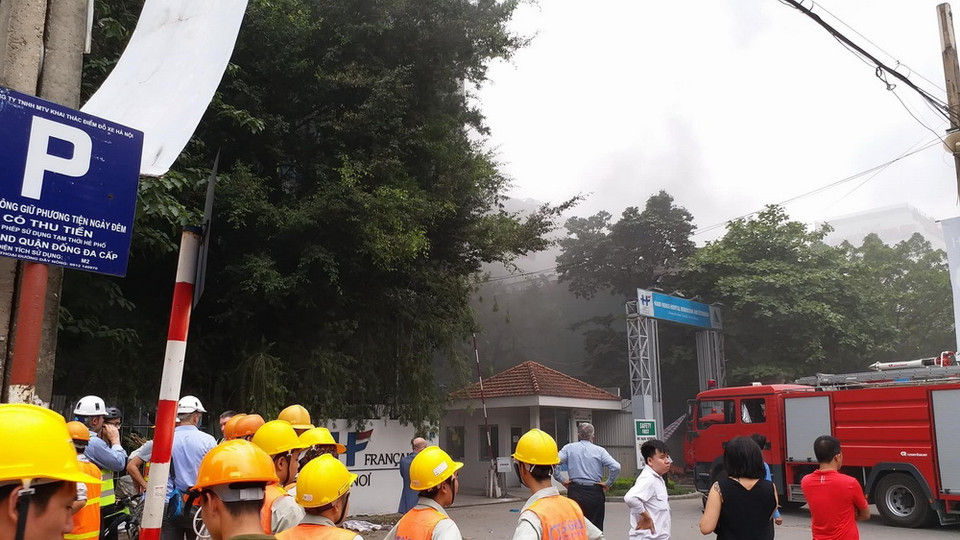 Hiện trường vụ cháy nổ tại cổng bệnh viện Việt Pháp. (Ảnh: TTXVN phát)