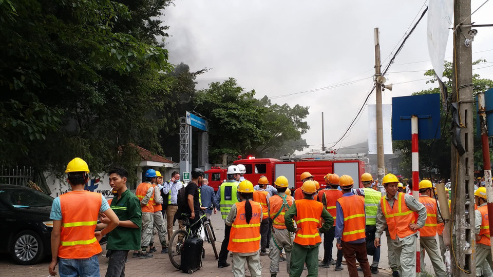 Hiện trường vụ cháy nổ tại cổng bệnh viện Việt Pháp . (Ảnh: TTXVN phát)