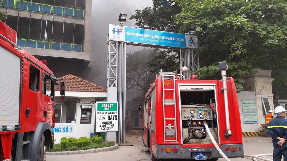 Hiện trường vụ cháy nổ tại cổng bệnh viện Việt Pháp. (Ảnh: TTXVN phát)