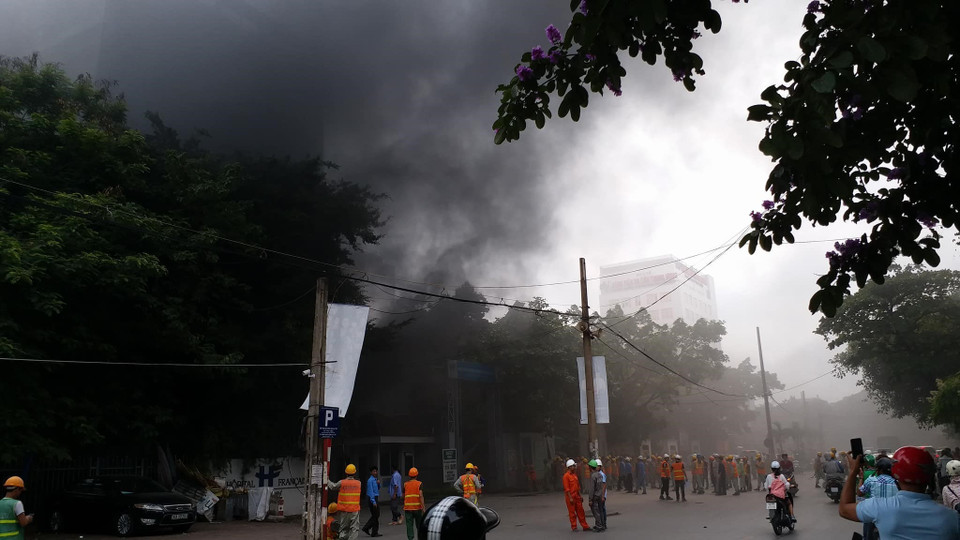 Hiện trường vụ cháy nổ tại cổng bệnh viện Việt Pháp. (Ảnh: TTXVN phát)