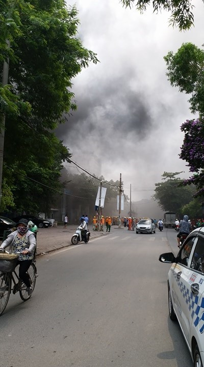 Hiện trường vụ cháy nổ tại cổng bệnh viện Việt Pháp. (Ảnh: TTXVN phát)