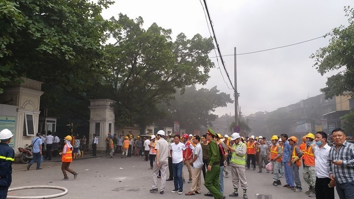 Hiện trường vụ cháy nổ tại cổng bệnh viện Việt Pháp. (Ảnh: TTXVN phát)