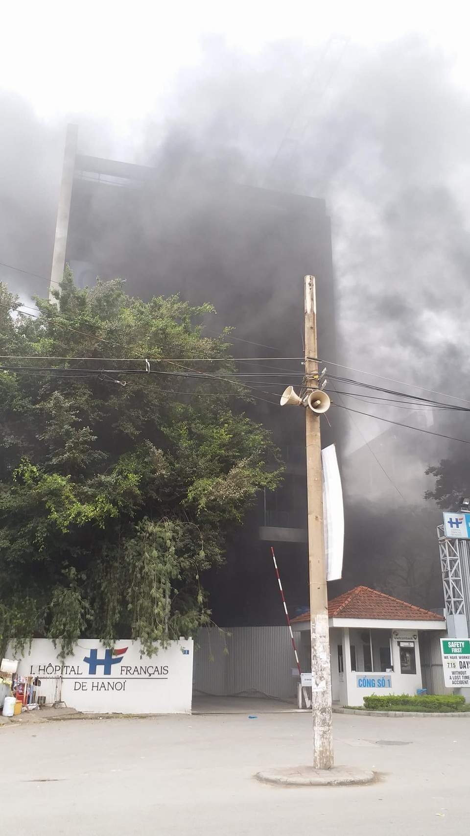 Hiện trường vụ cháy nổ tại cổng bệnh viện Việt Pháp. (Ảnh: TTXVN phát)