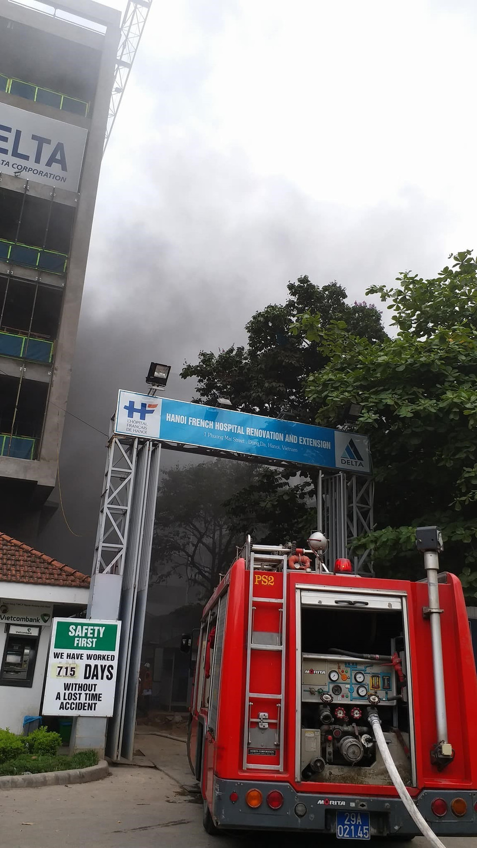 Hiện trường vụ cháy nổ tại cổng bệnh viện Việt Pháp. (Ảnh: TTXVN phát)