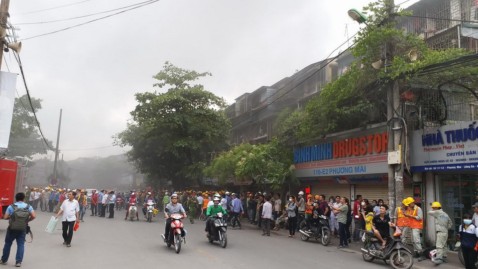 Hiện trường vụ cháy nổ tại cổng bệnh viện Việt Pháp. (Ảnh: TTXVN phát)