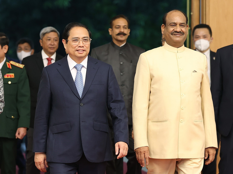 Thủ tướng Phạm Minh Chính và Chủ tịch Hạ viện Cộng hòa Ấn Độ Om Birla. (Ảnh: Dương Giang/TTXVN)