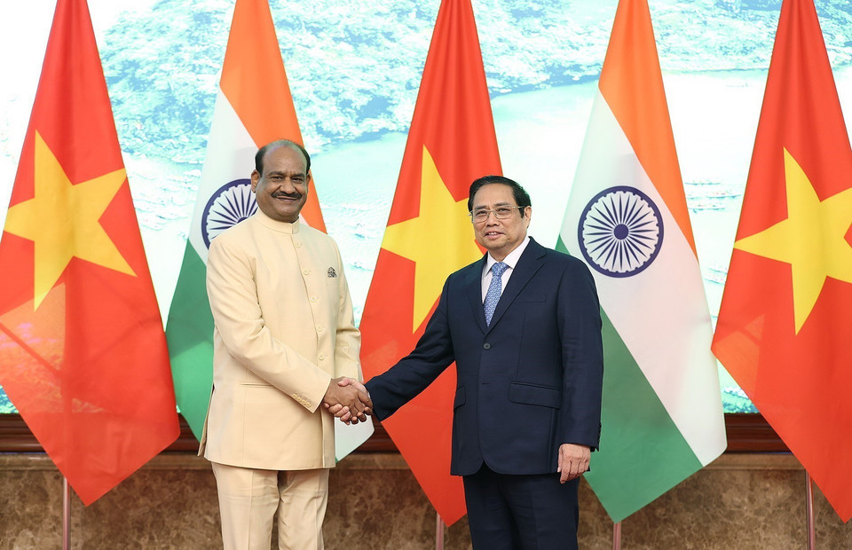 Thủ tướng Phạm Minh Chính tiếp Chủ tịch Hạ viện Cộng hòa Ấn Độ Om Birla. (Ảnh: Dương Giang/TTXVN)