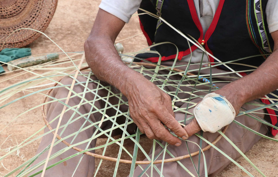 Việc thiết kế đan áo cho các bộ cồng, chiêng giúp bảo quản cho những bộ cồng chiêng và góp phần trong công tác bảo tồn giá trị văn hóa truyền thống của dân tộc thiểu số tại Tây Nguyên. (Ảnh: Hồng Điệp/TTXVN)