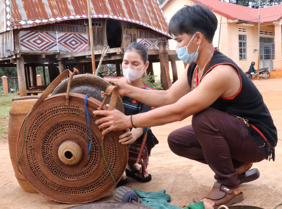  Vào dịp cuối năm, người dân tộc Jrai vùng biên giới xã Ia O (Ia Grai, Gia Lai) lại tất bật chuẩn bị những tiệc cúng mừng, đặc biệt là may áo cho cồng, chiêng. (Ảnh: Hồng Điệp/TTXVN)