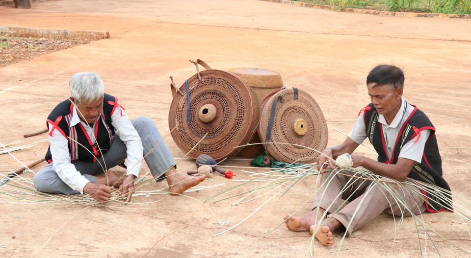 Các nghệ nhân làng Mít Jep, xã Ia O (Ia Grai, Gia Lai) đan áo cho cồng, chiêng. (Ảnh: Hồng Điệp/TTXVN)