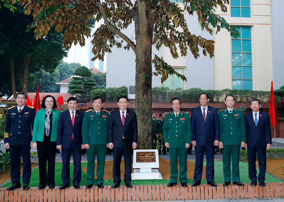 Chủ tịch Quốc hội Vương Đình Huệ trồng cây lưu niệm tại Bộ Tư lệnh Bộ đội Biên phòng. (Ảnh: Nhan Sáng/TTXVN)