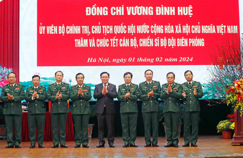 Chủ tịch Quốc hội Vương Đình Huệ với lãnh đạo Bộ Tư lệnh Bộ đội Biên phòng. (Ảnh: Nhan Sáng/TTXVN)