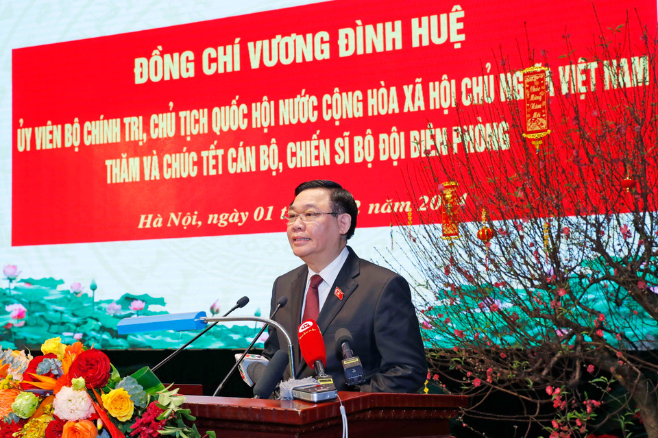 Chủ tịch Quốc hội Vương Đình Huệ chúc Tết toàn thể cán bộ, chiến sỹ bộ đội biên phòng trong cả nước. (Ảnh: Nhan Sáng/TTXVN)