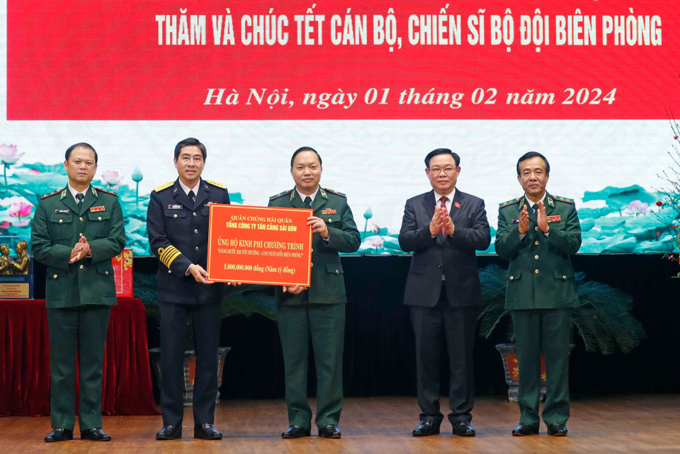 Chủ tịch Quốc hội Vương Đình Huệ chứng kiến Tổng Công ty Tân Cảng Sài Gòn trao tặng 5 tỷ đồng cho Chương trình 'Nâng bước em tới trường-Con nuôi đồn biên phòng.' (Ảnh: Nhan Sáng-TTXVN)