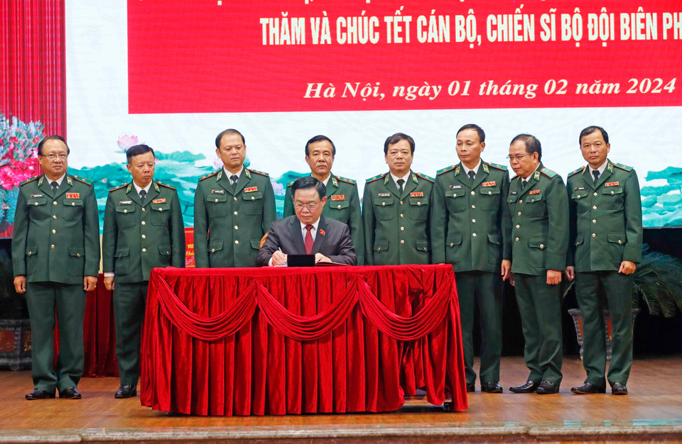 Chủ tịch Quốc hội Vương Đình Huệ ký Sổ vàng lưu niệm tại Bộ Tư lệnh Bộ đội Biên phòng. (Ảnh: Nhan Sáng/TTXVN)