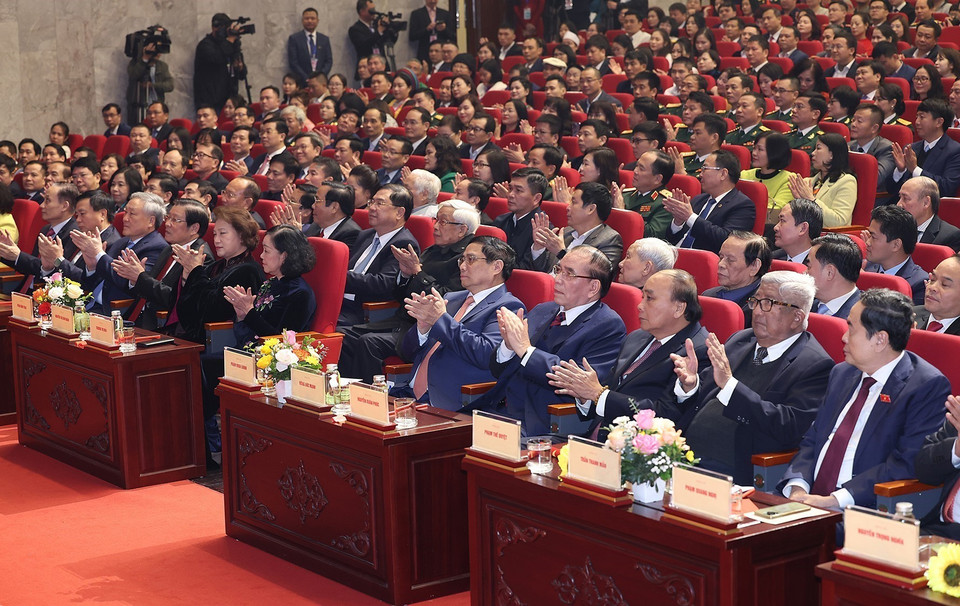 Thủ tướng Phạm Minh Chính và các đồng chí lãnh đạo, nguyên lãnh Đảng, Nhà nước dự Lễ trao Giải Búa liềm Vàng lần thứ VIII-năm 2023. (Ảnh: Dương Giang/TTXVN)