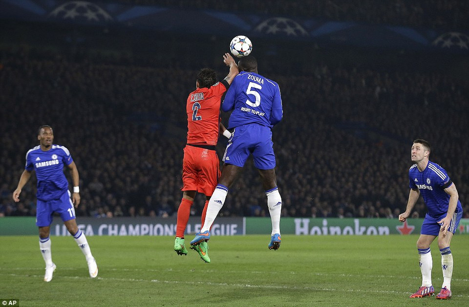 Ngay đầu hiệp phụ, đội chủ nhà được hưởng penalty sau pha để bóng chạm tay vô duyên của Thiago Silva.