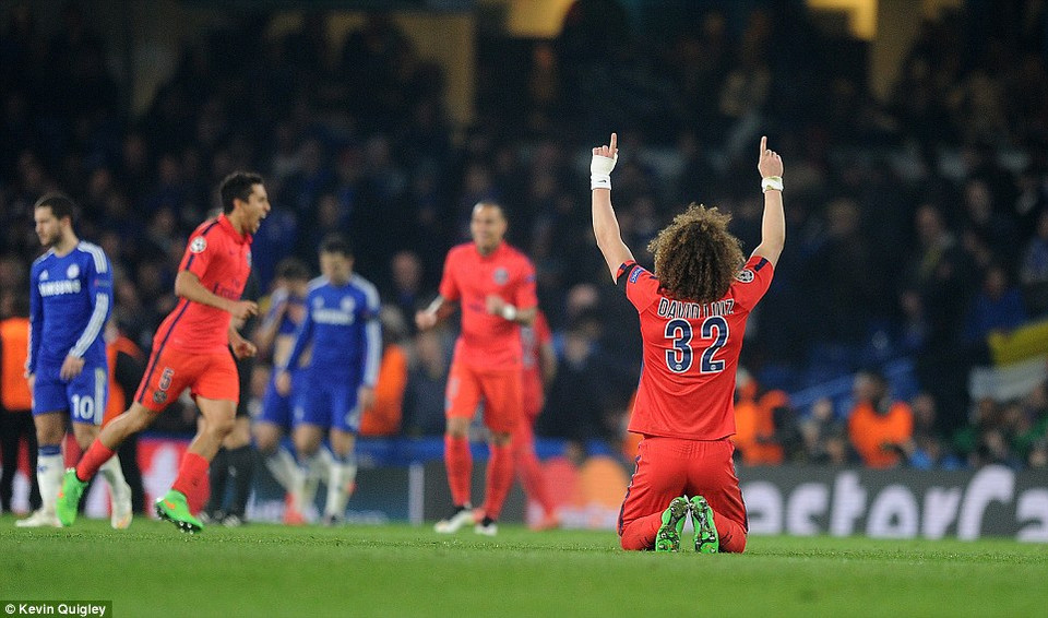 David Luiz đánh bại đội bóng cũ Chelsea. 